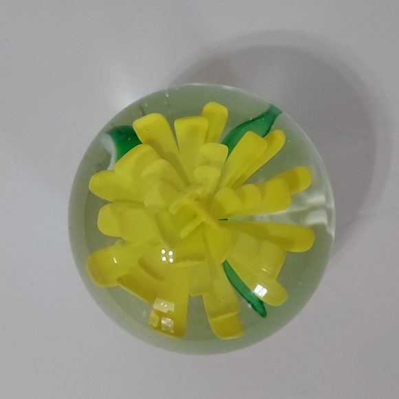 Yellow Flower Paperweight,OS,GUC - Picture 8 of 9